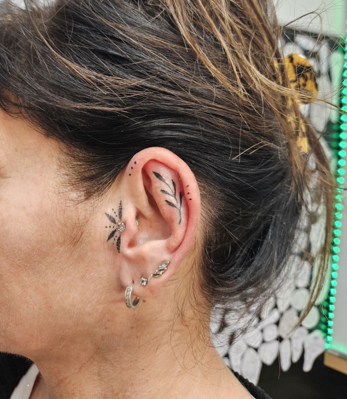 Tatouage minimaliste oreille et contour – Mèze (Hérault)