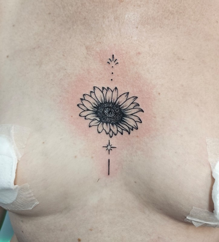 Tatouage fleur fineline sternum – Mèze (Hérault)