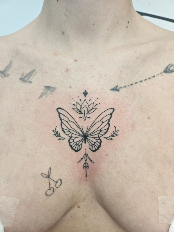 Tatouage papillon fineline sur le sternum – Mèze (Hérault)