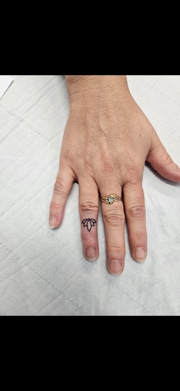 Tatouage minimaliste doigt – Mèze (Hérault)