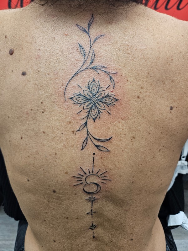 Tatouage fineline colonne vertébrale – Mèze (Hérault)