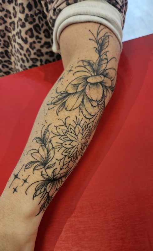 Tatouage floral fineline avant-bras – Mèze (Hérault)