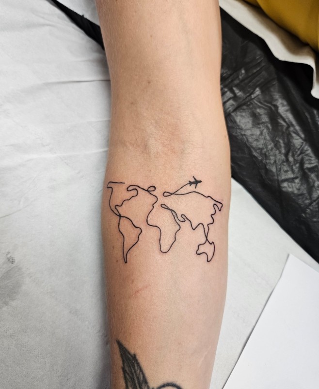 Tatouage carte du monde minimaliste – Mèze (Hérault)