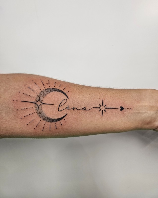 Tatouage lune et prénom en fineline – Mèze (Hérault)