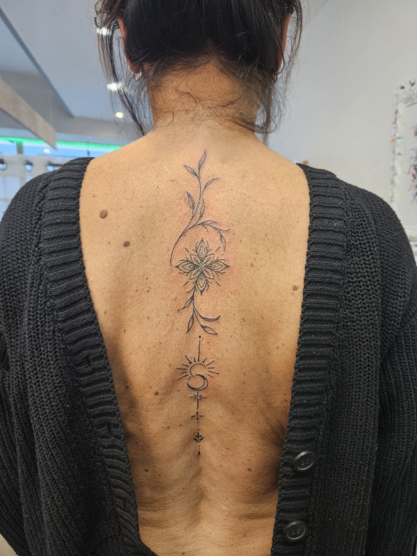 Tatouage fineline colonne vertébrale – Mèze (Hérault)