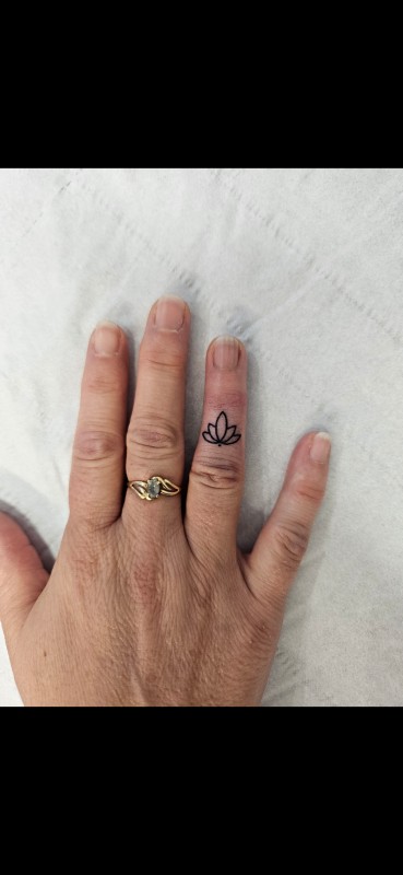 Tatouage minimaliste doigt – Mèze (Hérault)