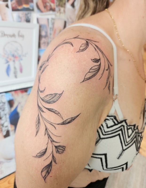 Tatouage végétal épaule et bras – Mèze (Hérault)